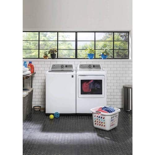 GE - 7.4 Cu. Ft. 14-Cycle Electric Dryer with Steam - White on White/Silver - Alt_View_Standard_18