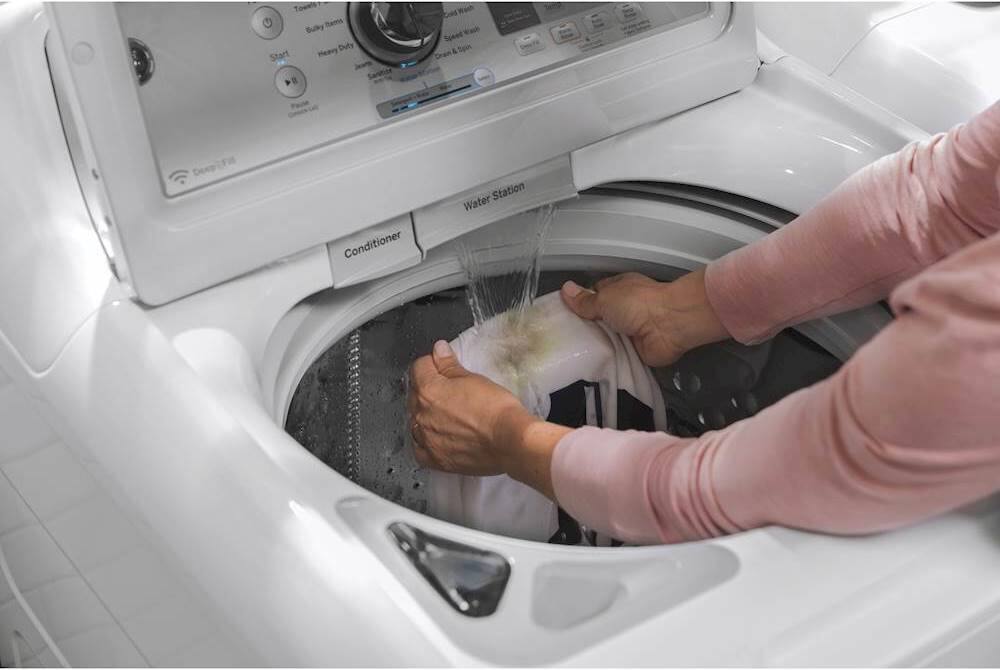GE - 5.0 Cu. Ft. 13-Cycle Top-Loading Washer - White on White/Silver - Alt_View_Standard_16