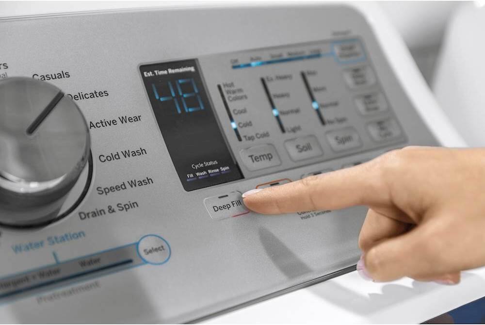 GE - 5.0 Cu. Ft. 13-Cycle Top-Loading Washer - White on White/Silver - Alt_View_Standard_18