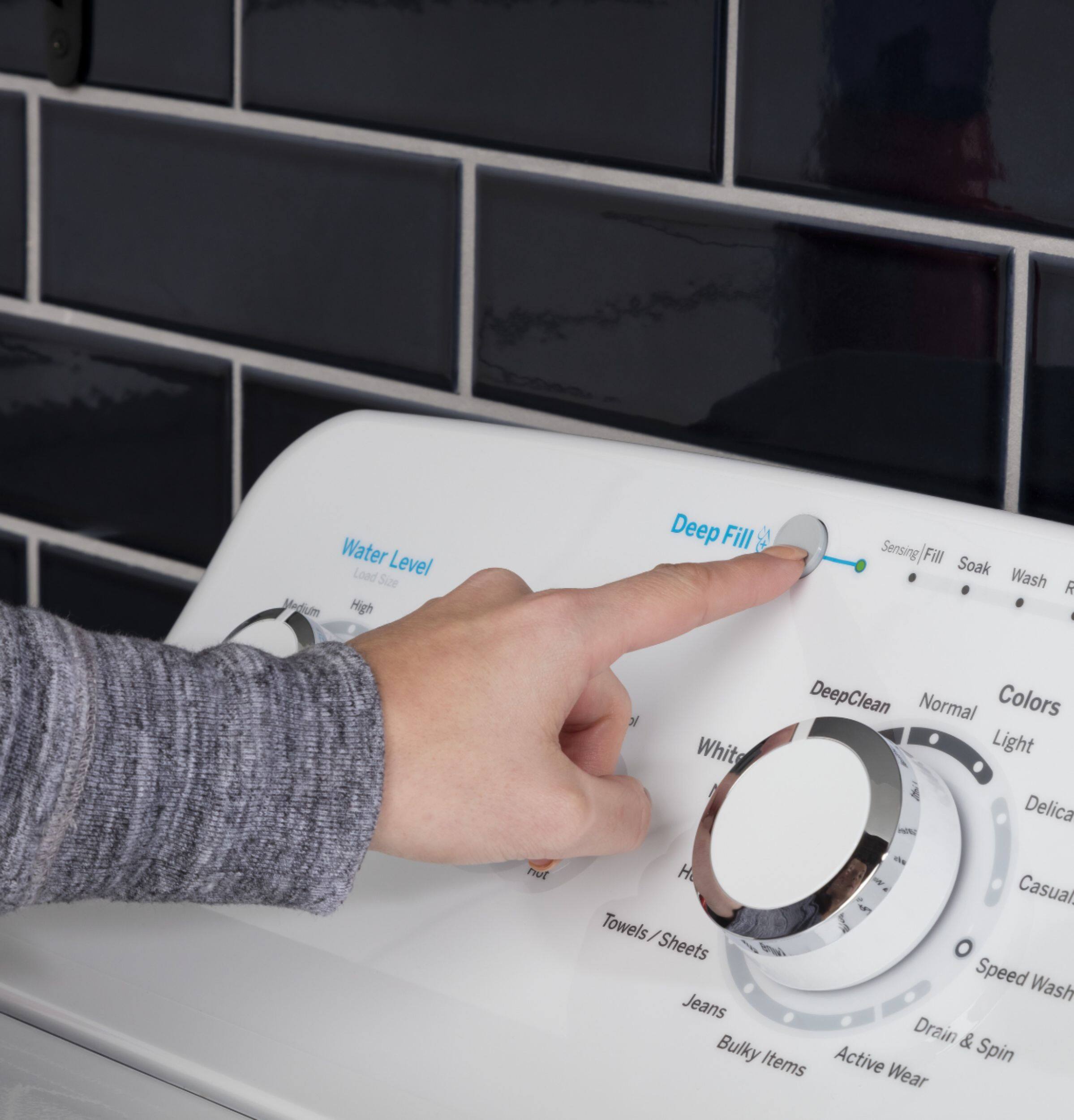 GE - 4.5 Cu. Ft. 14-Cycle Top-Loading Washer - White On White - Alt_View_Standard_17