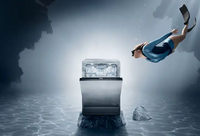 Diver swimming toward dishwasher