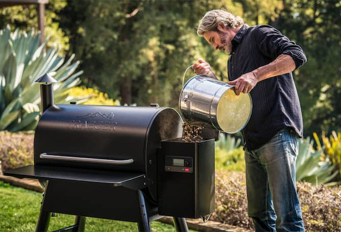 How to use outlet a traeger smoker