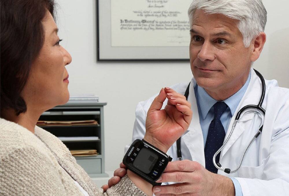 Blood pressure monitor 