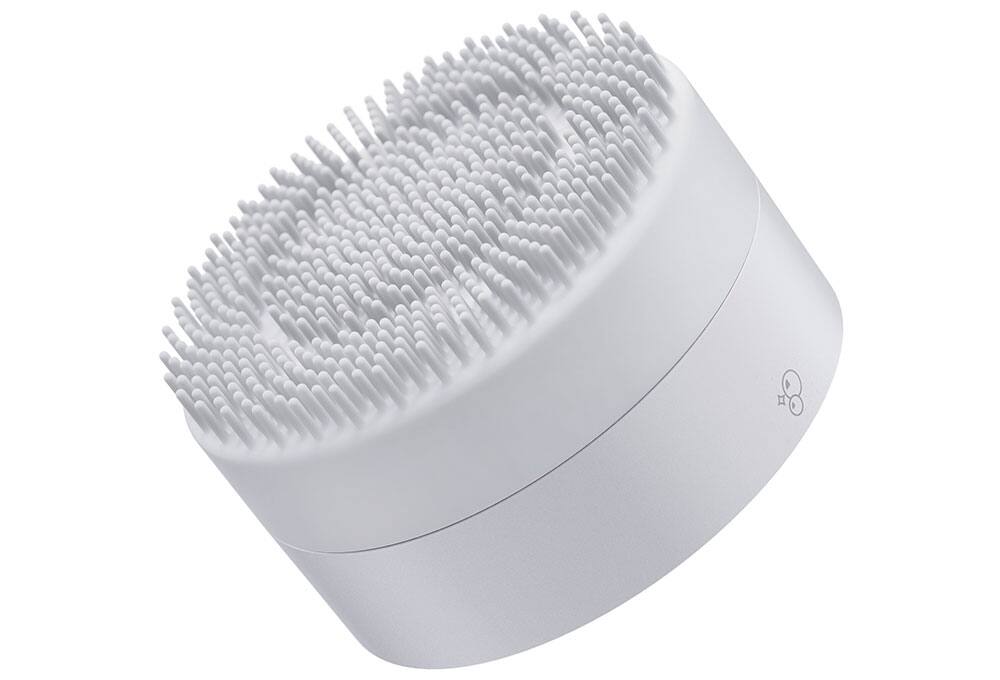 Percussion massager head with cleaning brush