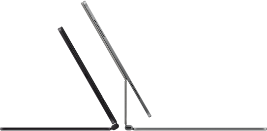 اثنين من لوحات المفاتيح السحرية مع iPad Pro المرفقة تظهر من الخلف إلى الخلف بتشطيبات سوداء وفضية