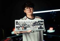 PC gamer, Higround gaming keyboard with Apex Legends artwork