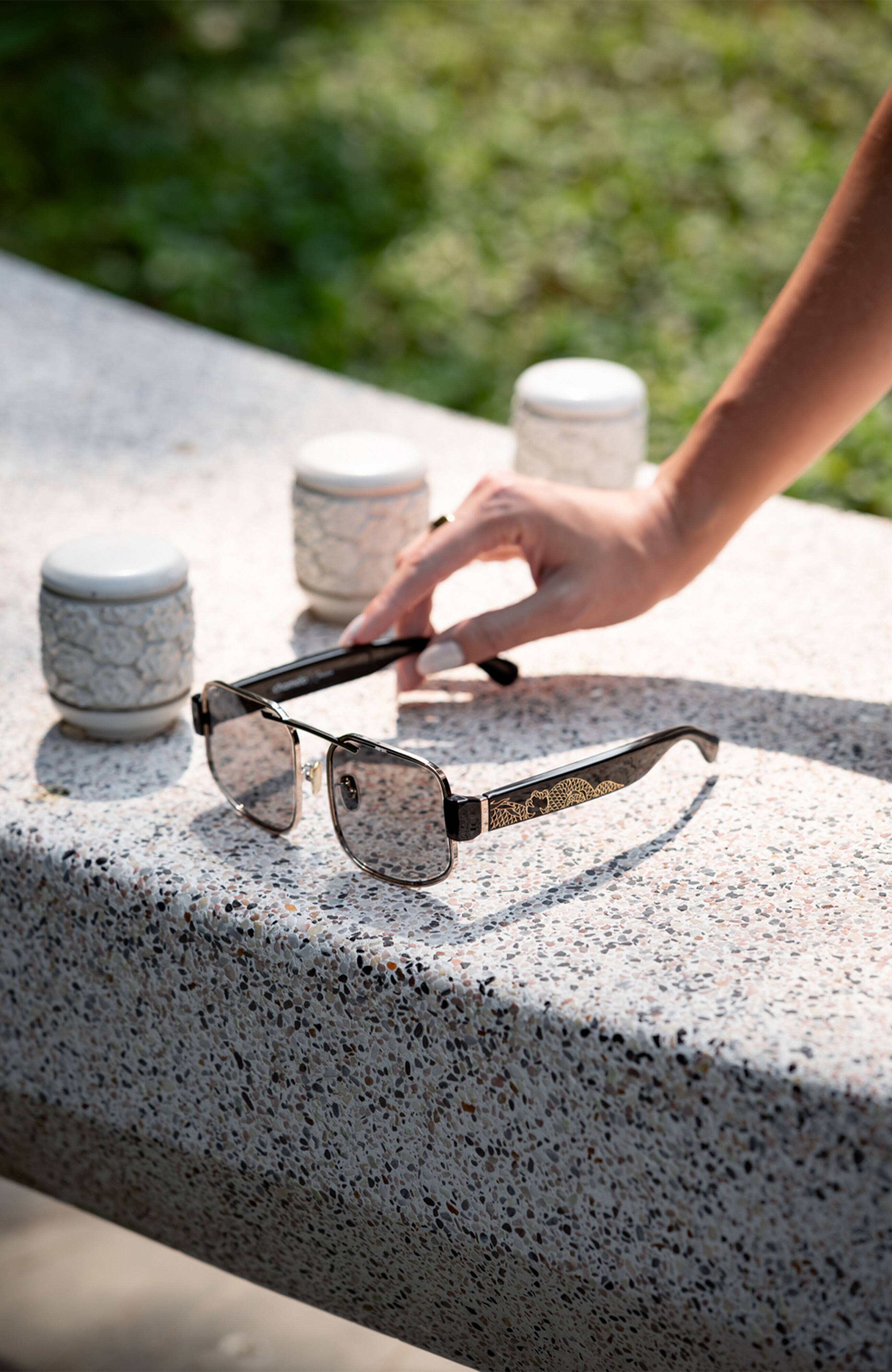 Alt View 9. Chamelo - Lifestyle Dragon Slider HVL - Glossy black gold frame | Smoke lenses.