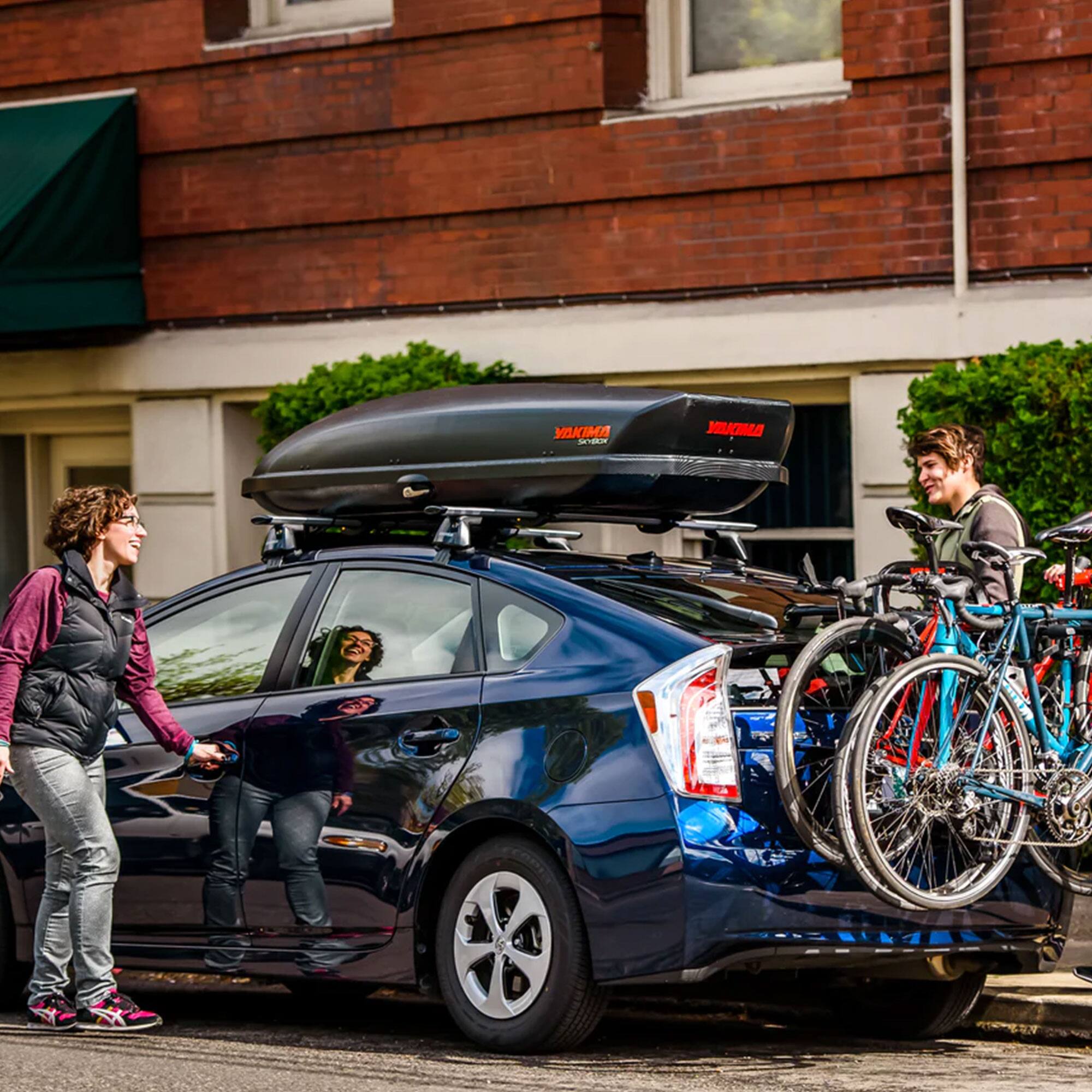Alt View 10. Yakima - Yakima SkyBox 18 Cubic Foot Carbonite Cargo Box for StreamLine Crossbars, Black - Black.