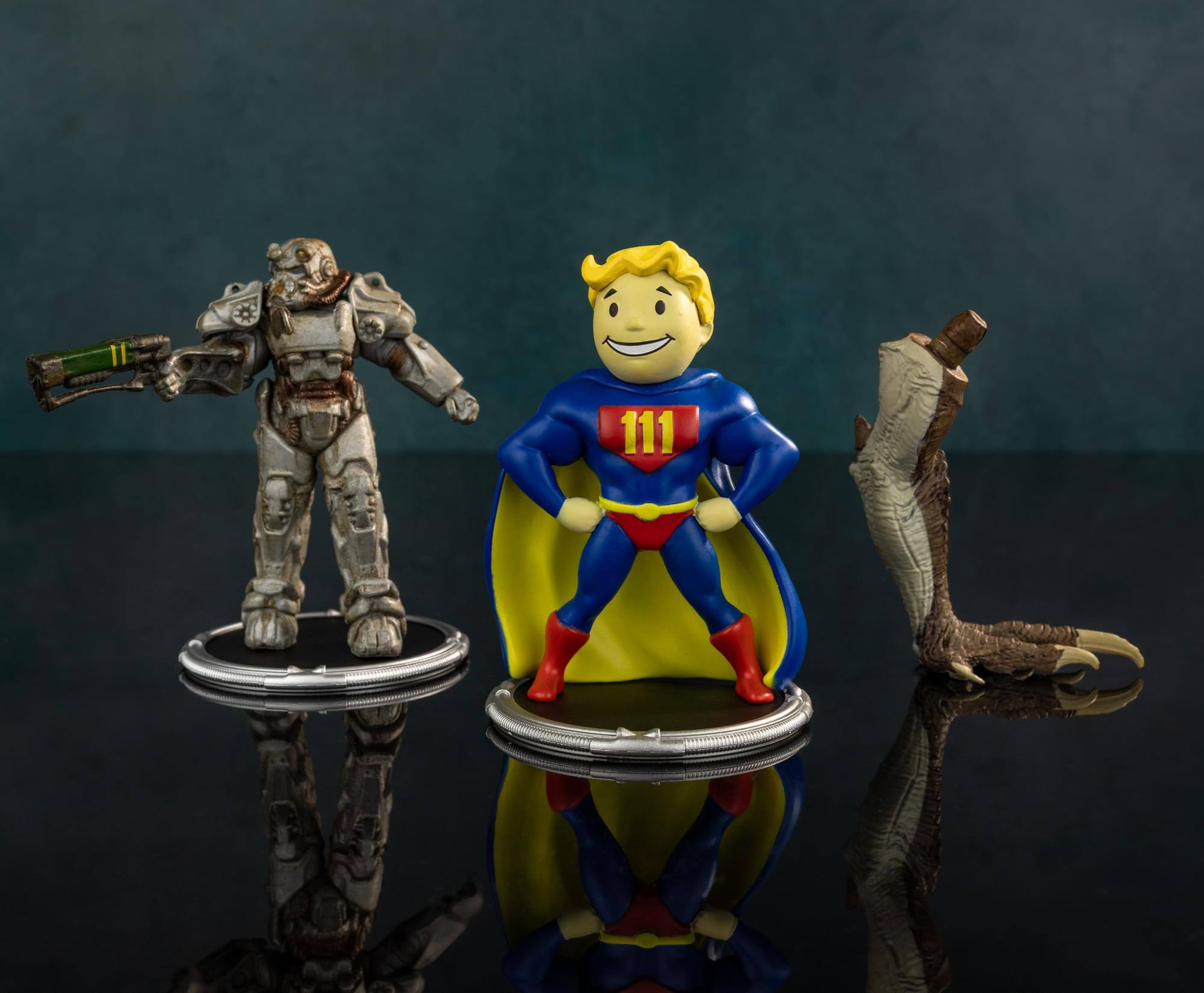 Alt View 5. Toynk - Fallout T-60 and Vault Boy (Power) Mini Figure Set (Build-a-Figure Deathclaw) - Blue.