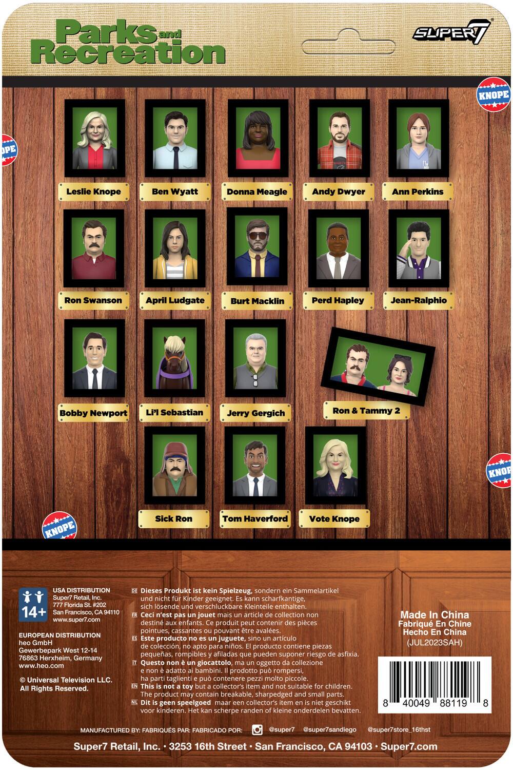 Parks and Recreation SUPERT KNOPE OPE Leslie Knope Ben Wyatt Donna Meagle Andy Dwyer Ann Perkins Ron Swanson April Ludgate Burt Macklin Perd Hapley Jean-Ralphio Bobby Newport L Sebastian Jerry Gergich Ron Tammy KNOP KNOPE Sick Ron Tom Haverford Vote Knope USA DISTRIBUTION Super7 Retail, Florida #202 14+ Francisco, 94110 www.super7.com EUROPEAN DISTRIBUTION heo GmbH Gewerbepark West 12-14 76863 Herxheim, Germany www.heo.com Universal Television LLC. Rights Reserved. Dieses Produkt kein Spielzeug, sondern Sammelartikel und nicht Kinder geeignet. kann scharfkantige, sich lösende verschluckbare Kleinteile enthalten. Ceci n'est pas jouet mais article collection destiné aux enfants. produit peut contenir des pièces pointues, cassantes pouvant être avalées. Este producto no es juguete, sino artículo de colección, apto para niños. producto contiene piezas pequeñas, rompibles afiladas que pueden suponer riesgo de asfixia. Questo giocattolo, oggetto collezione non è adatto ai bambini.