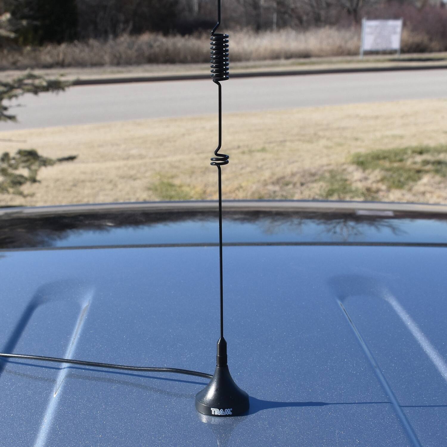 Left. Tram - Scanner Mini-Magnet Antenna VHF/UHF 800MHz–1300MHz with BNC-Male Connector - Black.