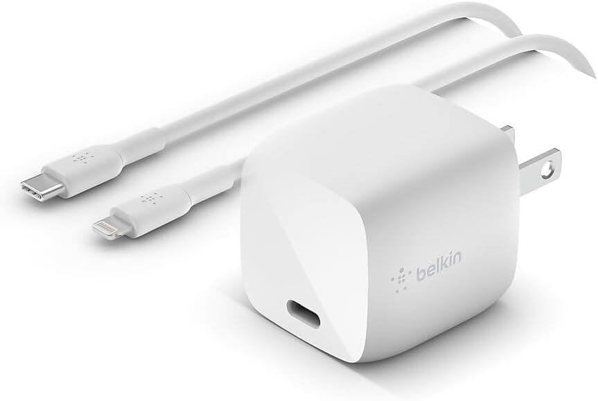 Angle. Belkin - Belkin Boost Charge 30W GaN Wall Charger + USB-C to Lightning - White.