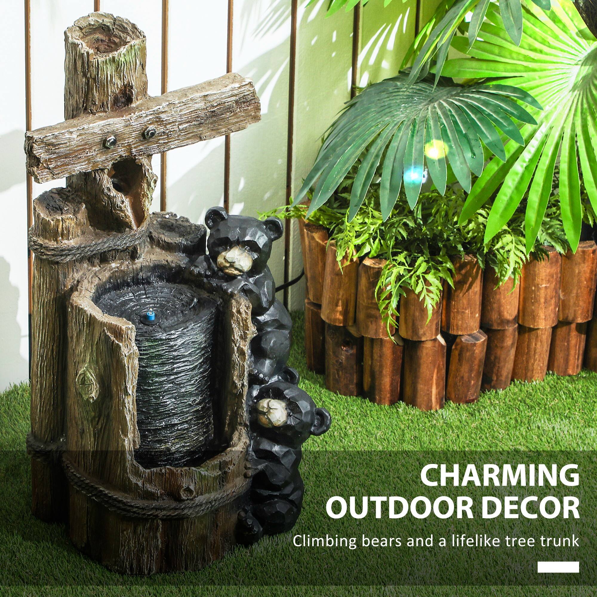 CHARMING OUTDOOR DECOR
Climbing bears and a lifelike tree trunk