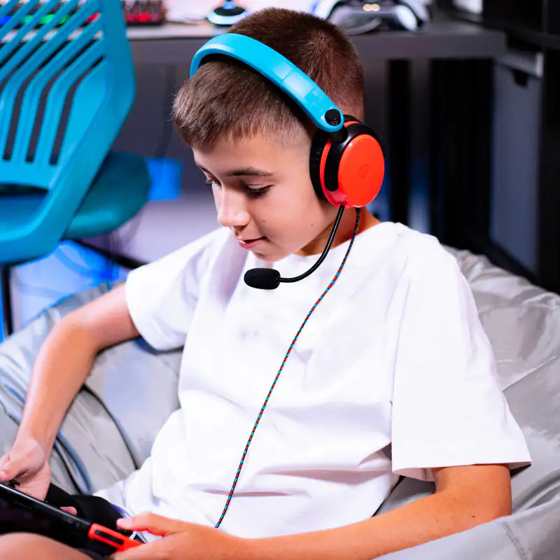 Alt View 8. 4Gamers - C6-100 Headset - Switch, XBOX, PS4/PS5, PC - Neon Blue/Red - Black.