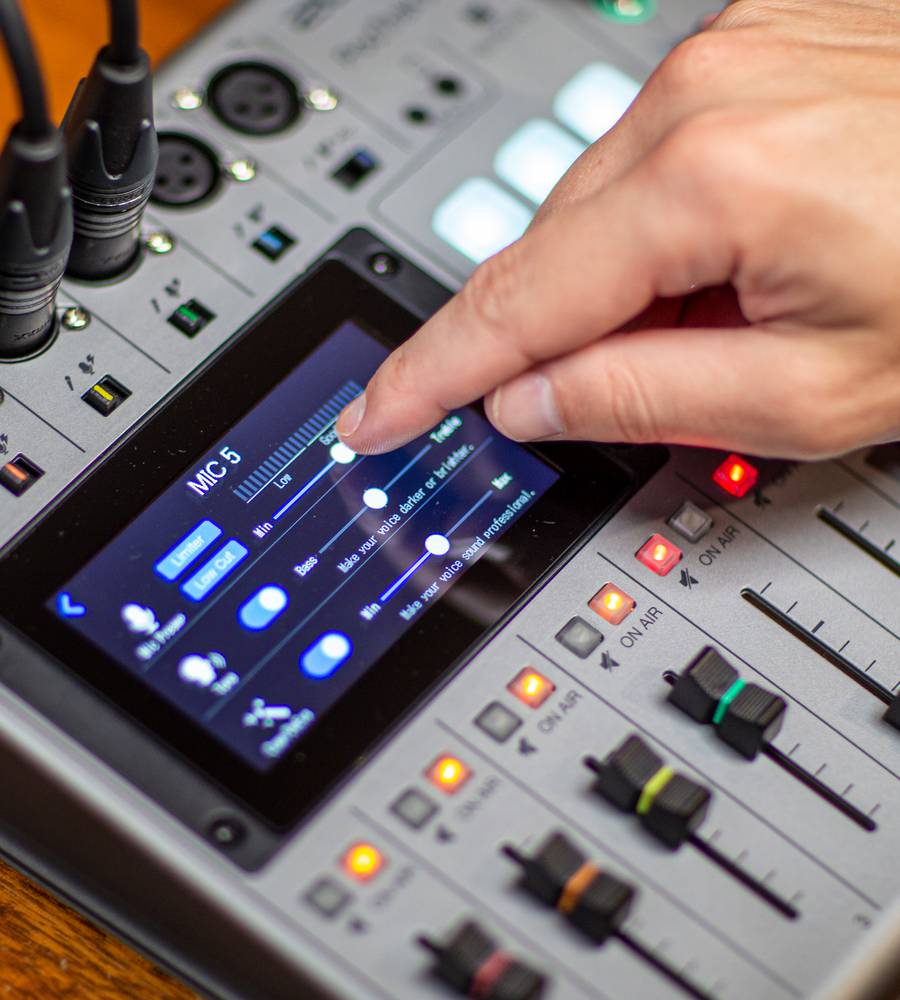 Sure, here is the corrected and grouped text:

**MIC 5**
- Level: Low
- Limiter: On
- Low Cut: On
- Bass: Off
- Voice Damper: On
- Make your voice darker
- Make your voice louder

**ON AIR**
- ON AIR (with red light indicator)

**Additional Text:**
- "Take your voice darker"
- "Take your voice louder"
- "ON AIR" (with red light indicator)