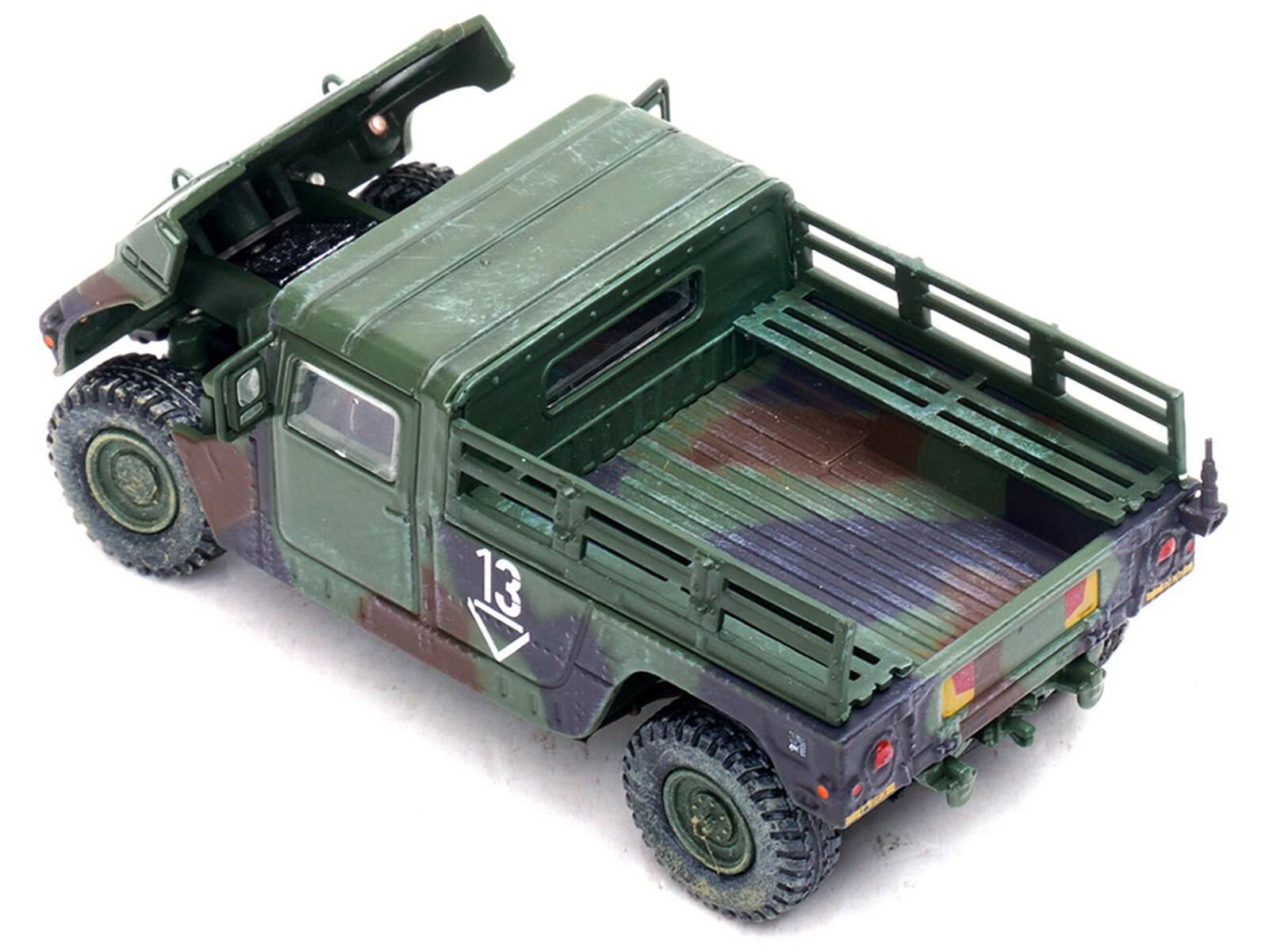 Angle. Panzerkampf - M998 HMMWV 2nd Battalion 3rd FA Reg 1st Armored Division Germany 1999 U.S. Army Military Miniature Series 1/64 - Green.