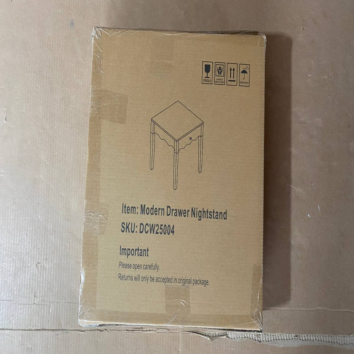 FRAGILE MOLE NITISCATE  
P DRI  

Item: Modern Drawer Nightstand  
SKU: DCW25004  

Important  
Please open carefully.  
Returns will only be accepted in original package.