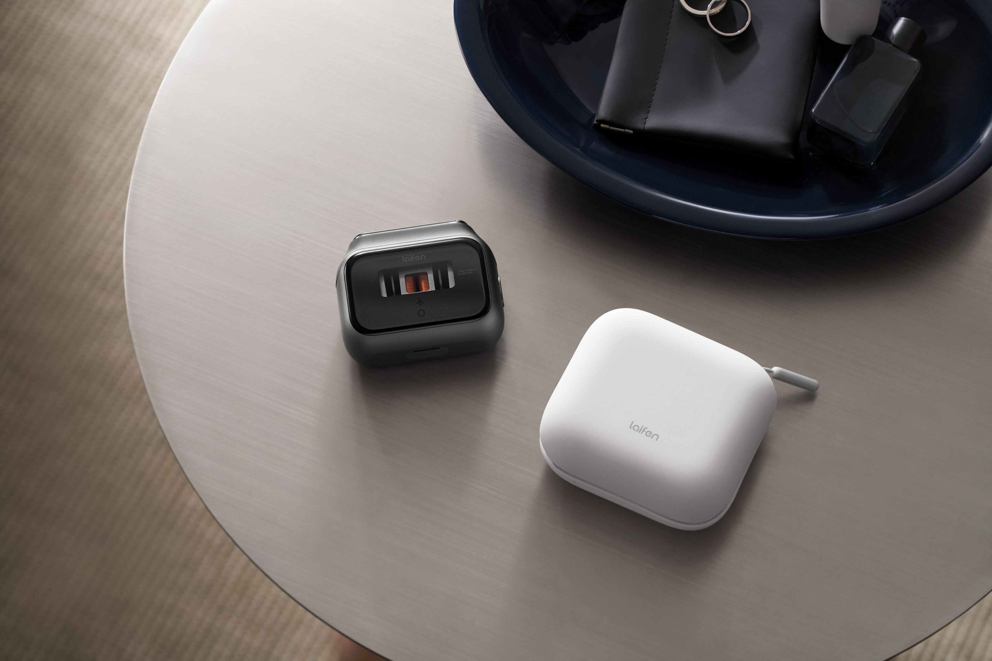 The text on the image reads:

- "laifen" (on the white device)
- "laifen" (on the black device)