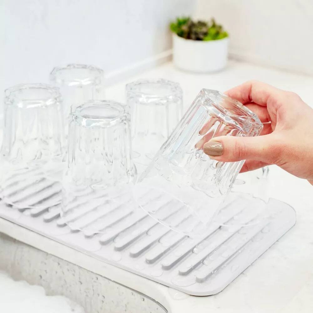 Angle. OU - OU Glasses Drying Mat for Kitchen Sink, 13.78" x 8.27" Nonslip Plastic Pad with Grooves - White - White.