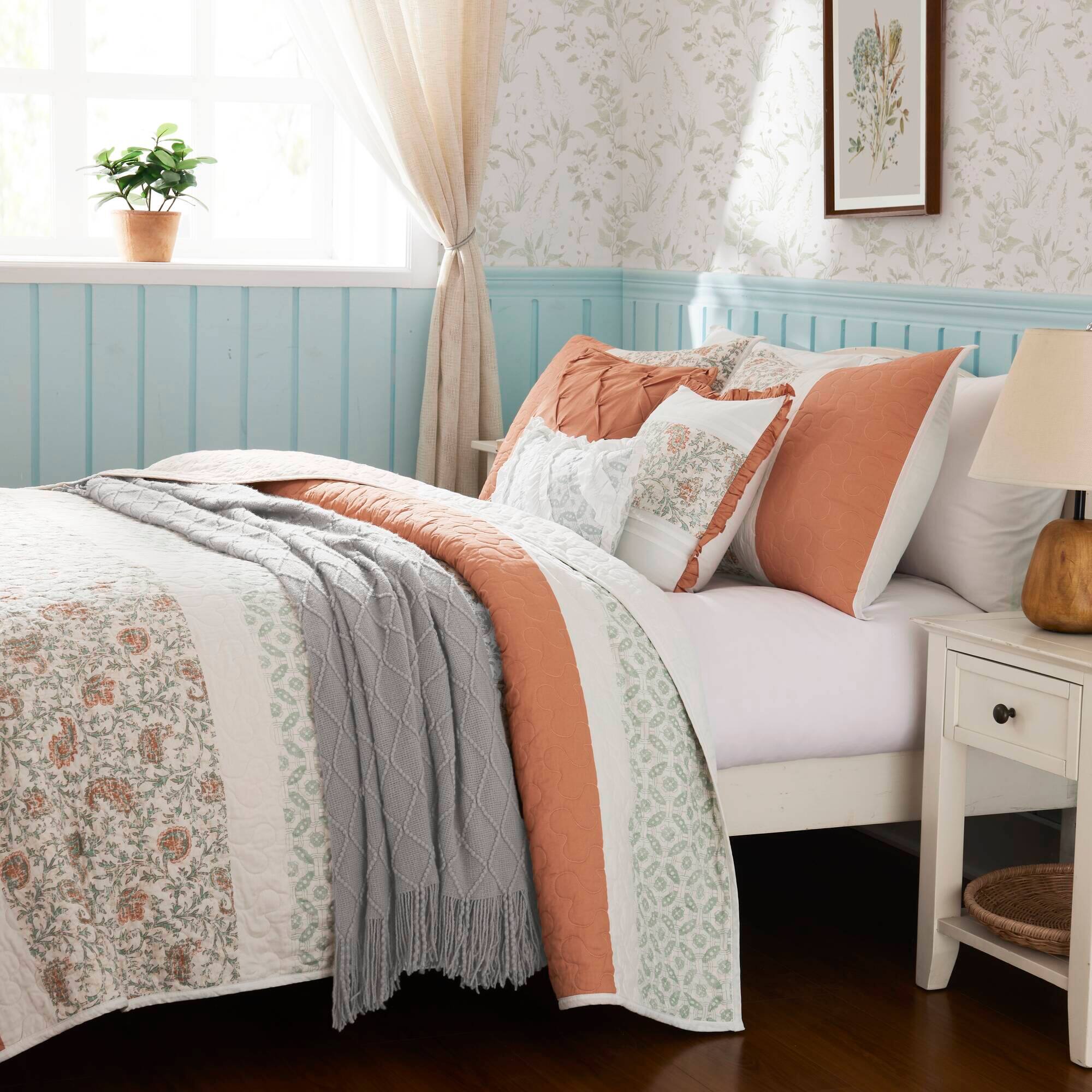 Left. TinyHomie - 6 Piece Cotton Percale Quilt Set with Throw Pillows Coral King/Cal King - Coral.