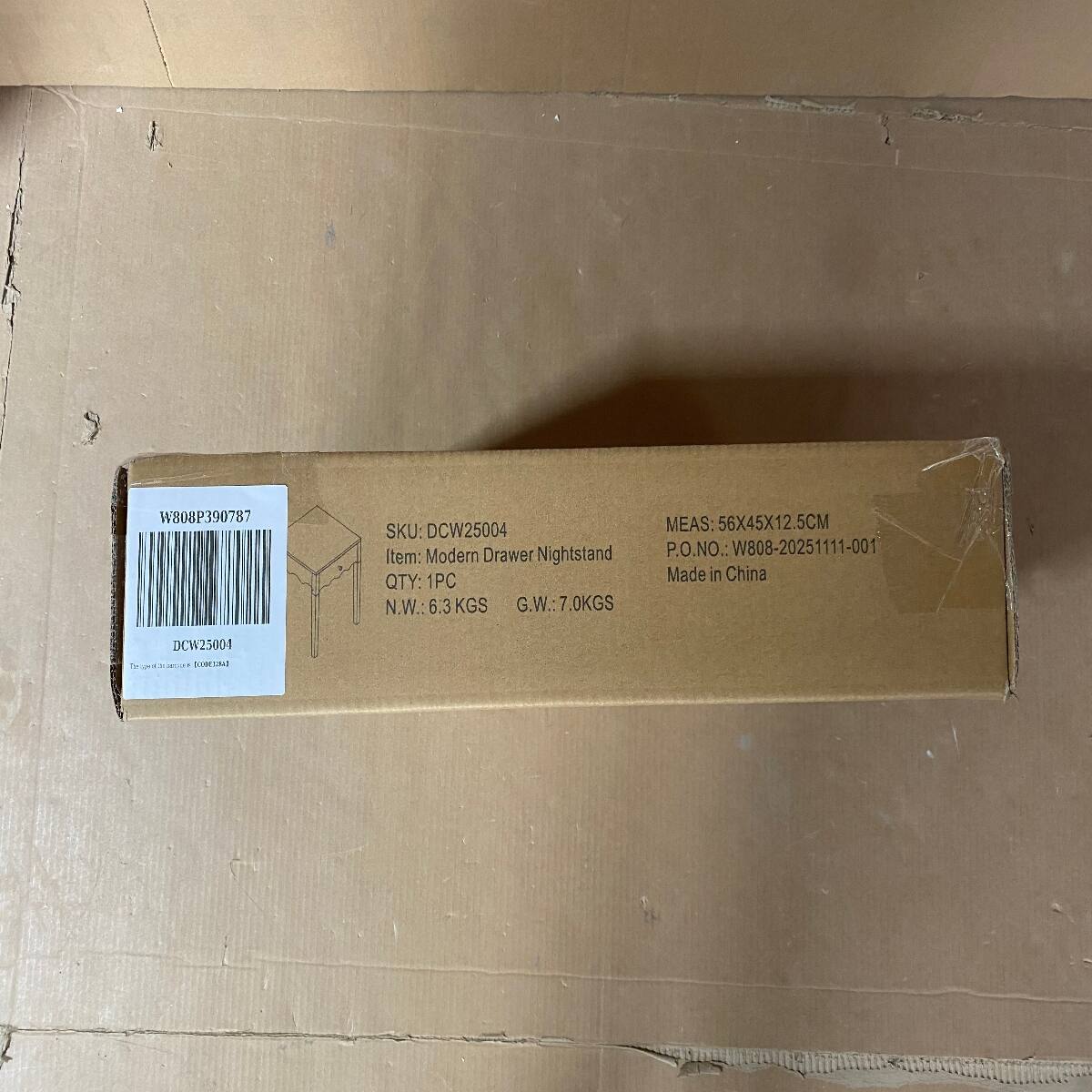 W808P390787  
SKU: DCW25004  
MEAS: 56X45X12.5CM  
Item: Modern Drawer Nightstand  
P.O.NO.: W808-20251111-001  
QTY: 1PC  
N.W.: 6.3 KGS  
G.W.: 7.0KGS  
Made in China