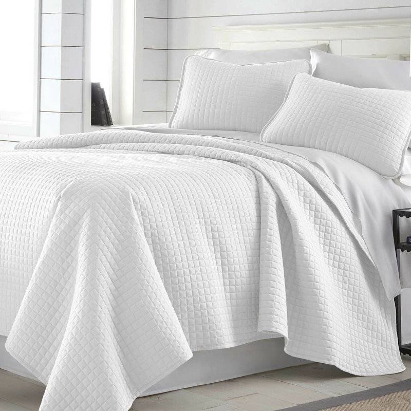 Angle. Hivvago - Full/Queen Lightweight White Ultra Soft 3-Piece Microfiber Quilt Set - White.