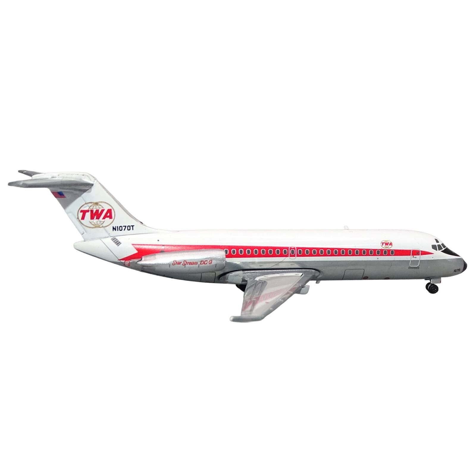 TWA N1070T  
Star Stream DC-3  
TWA  
1670