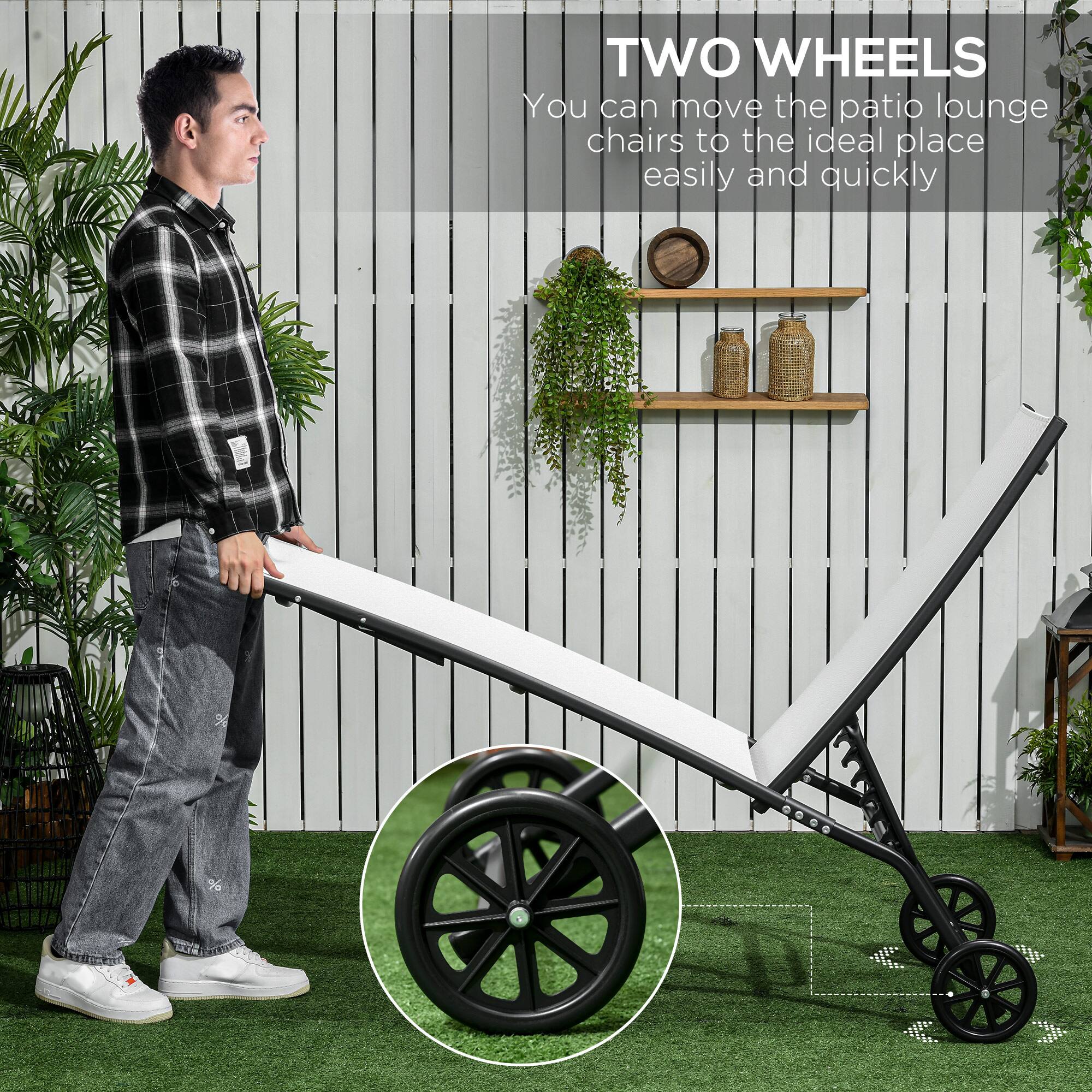 TWO WHEELS
You can move the patio lounge chairs to the ideal place easily and quickly