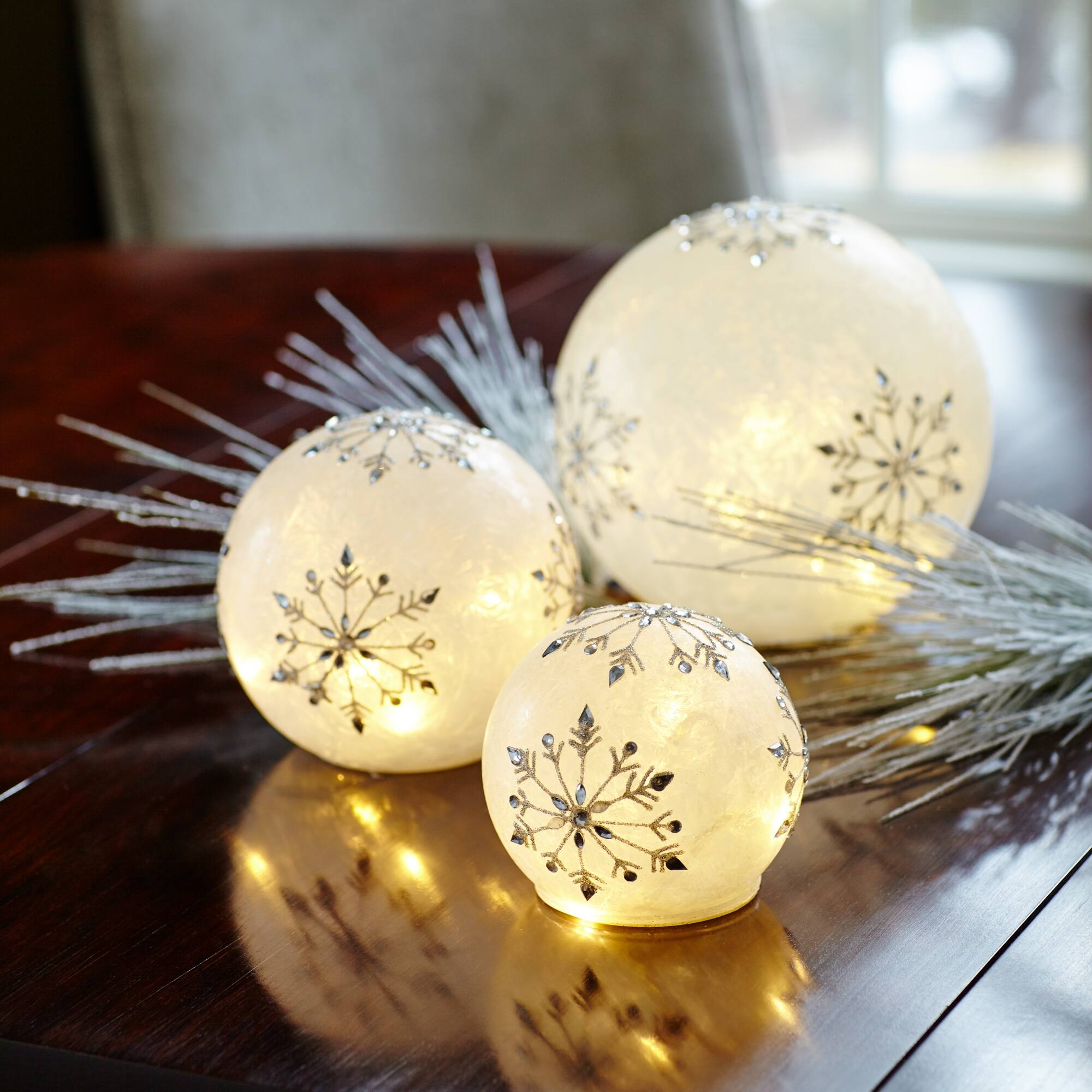 Angle. BreeBe - LED Frosted Snowflake Jewel Globe (Set of 3) - White, Silver.
