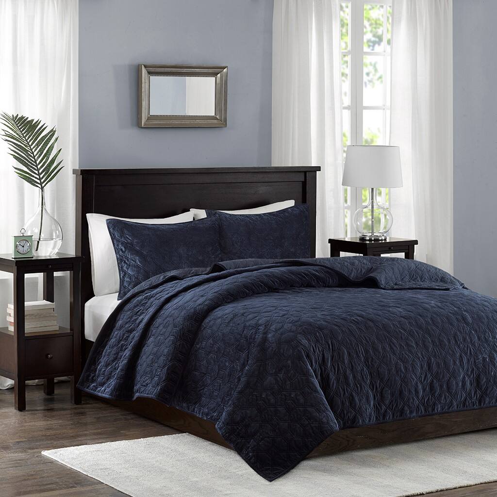 Alt View 1. Gracie Mills - Gracie Mills Gayle 3-Piece Casual Geometric Velvet Quilt Set - Navy.