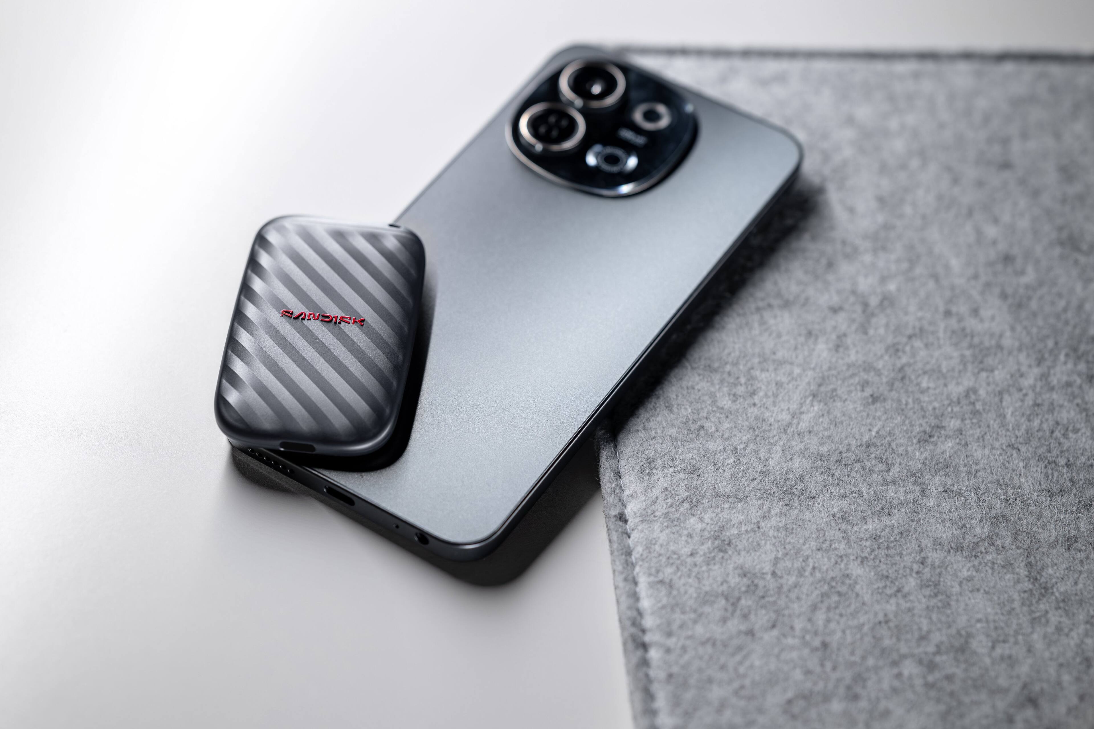 Back. SANDISK - 500GB Portable Drive - Up to 600MB/s Read Speeds, 4x Faster than HDD, Durable, Up to 2M Drop Protection, USB Type-C - Black.