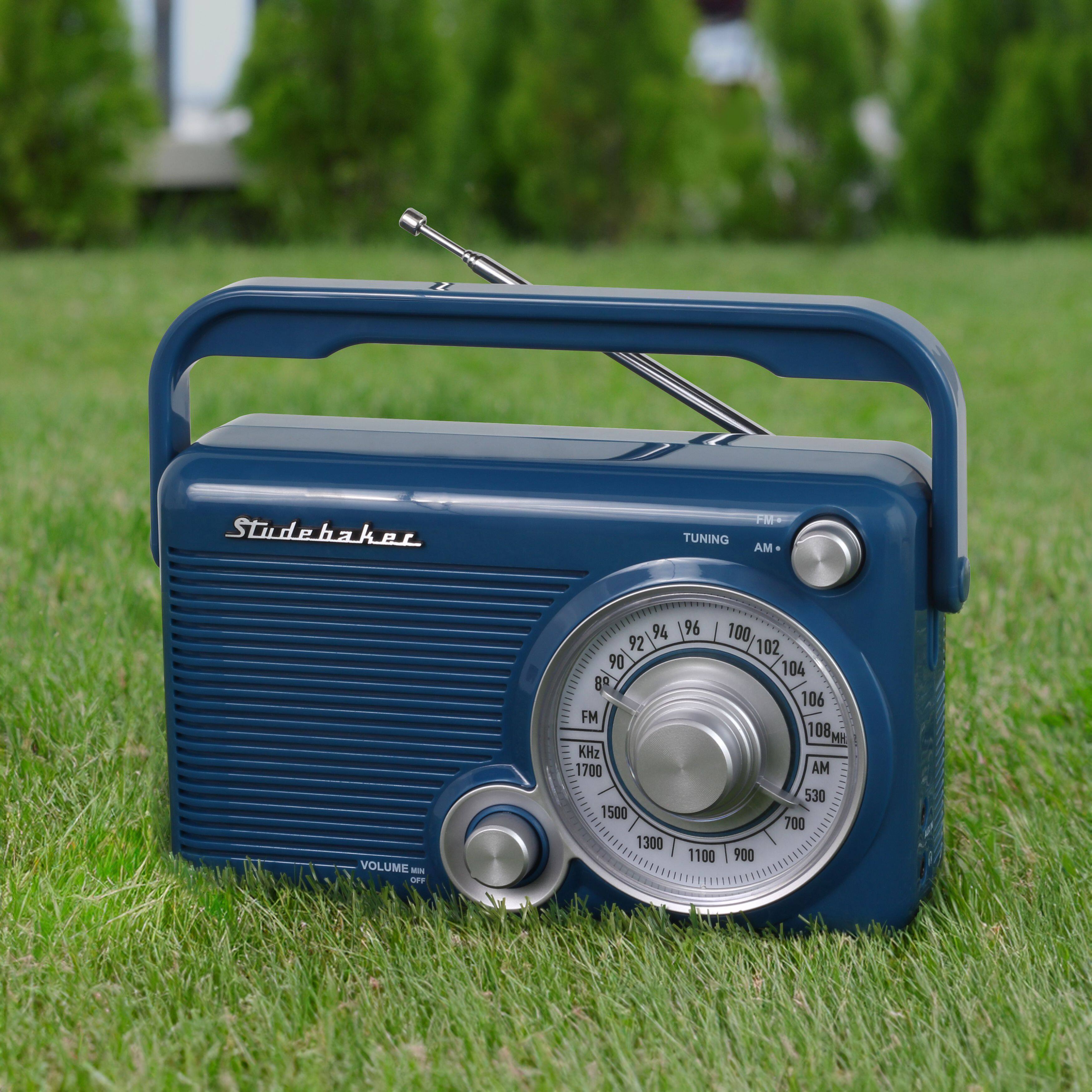 Studebaker TUNING FM AM VOLUME  
- uFT 94 92 90 PB FM KHz 1700 1500 1300 96 100 102 104 106 108 MHz AM 530 700 1100 900