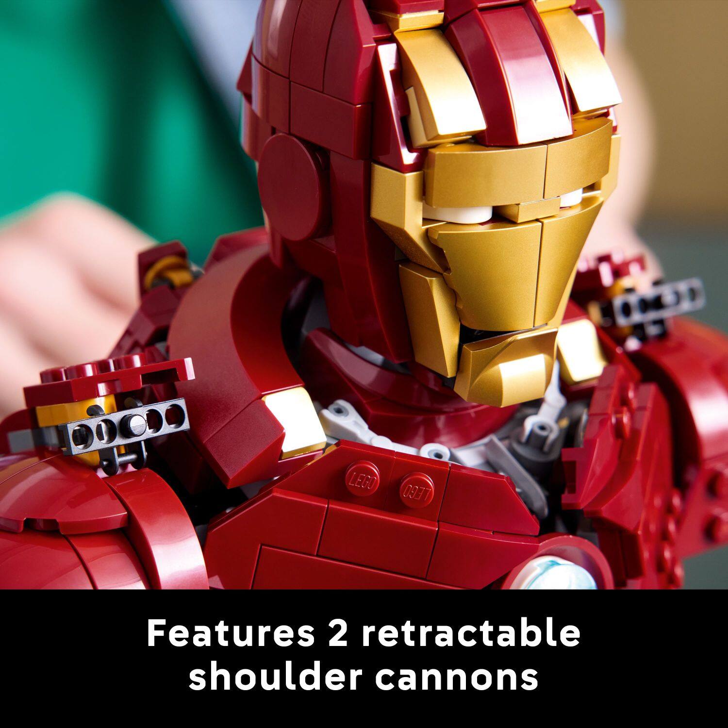 Features 2 retractable shoulder cannons