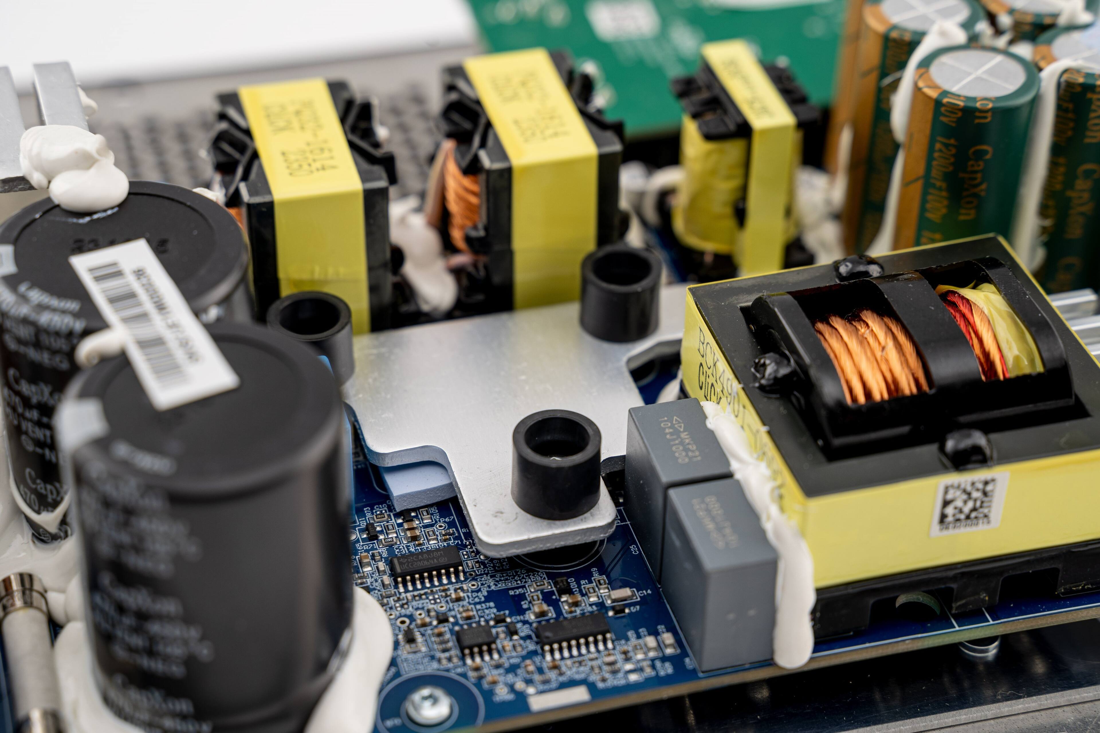 The text on the image reads: "Capacitor 104 1000mF 100v on 1200mF 100v Capacitor S 200F 100v 1000mF 100v Capacitor."