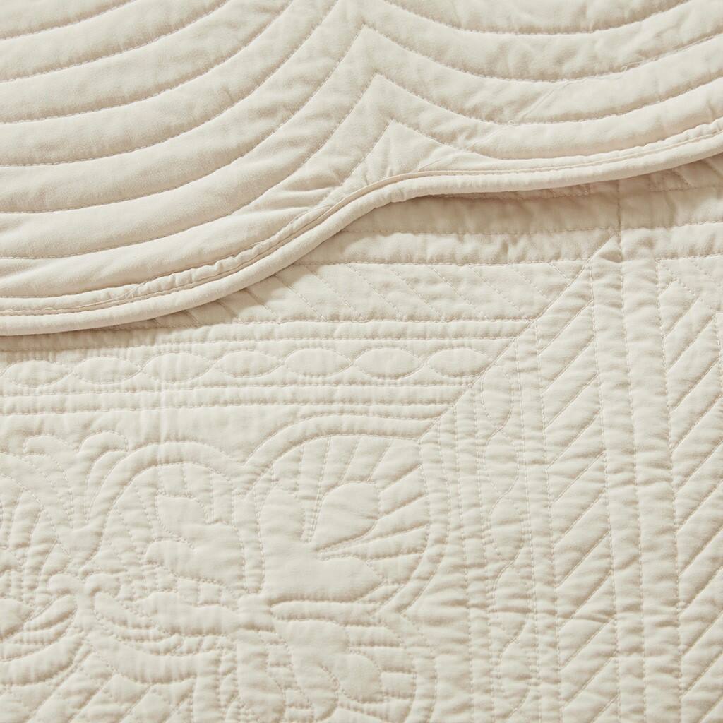 Alt View 5. Gracie Mills - Gracie Mills Salvatore 3-Piece Reversible Country-Inspired Scalloped Edge Quilt Set - Cream.