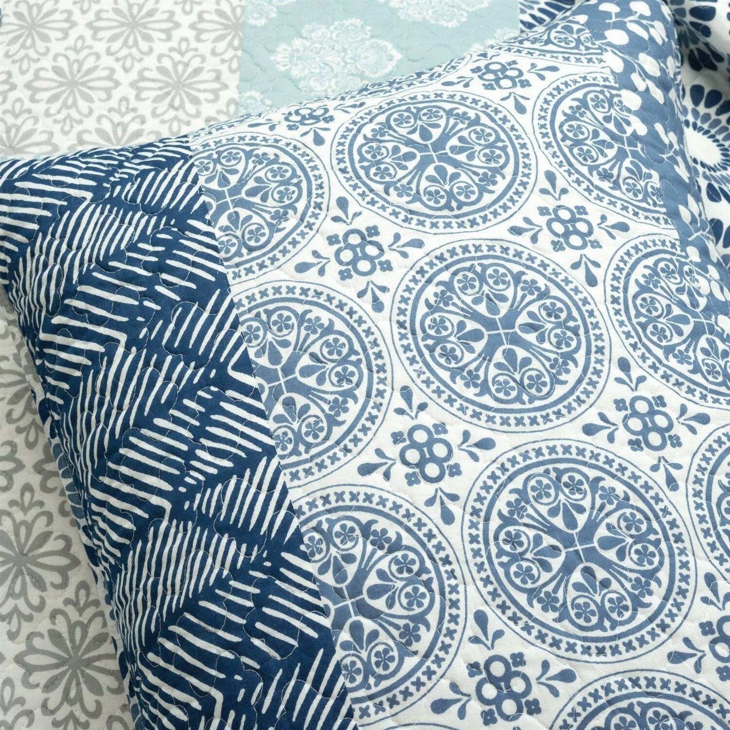 Back. Hivvago - California King Lightweight 3 Piece Reversible Botanical Blue Damask Quilt Set - Blue.