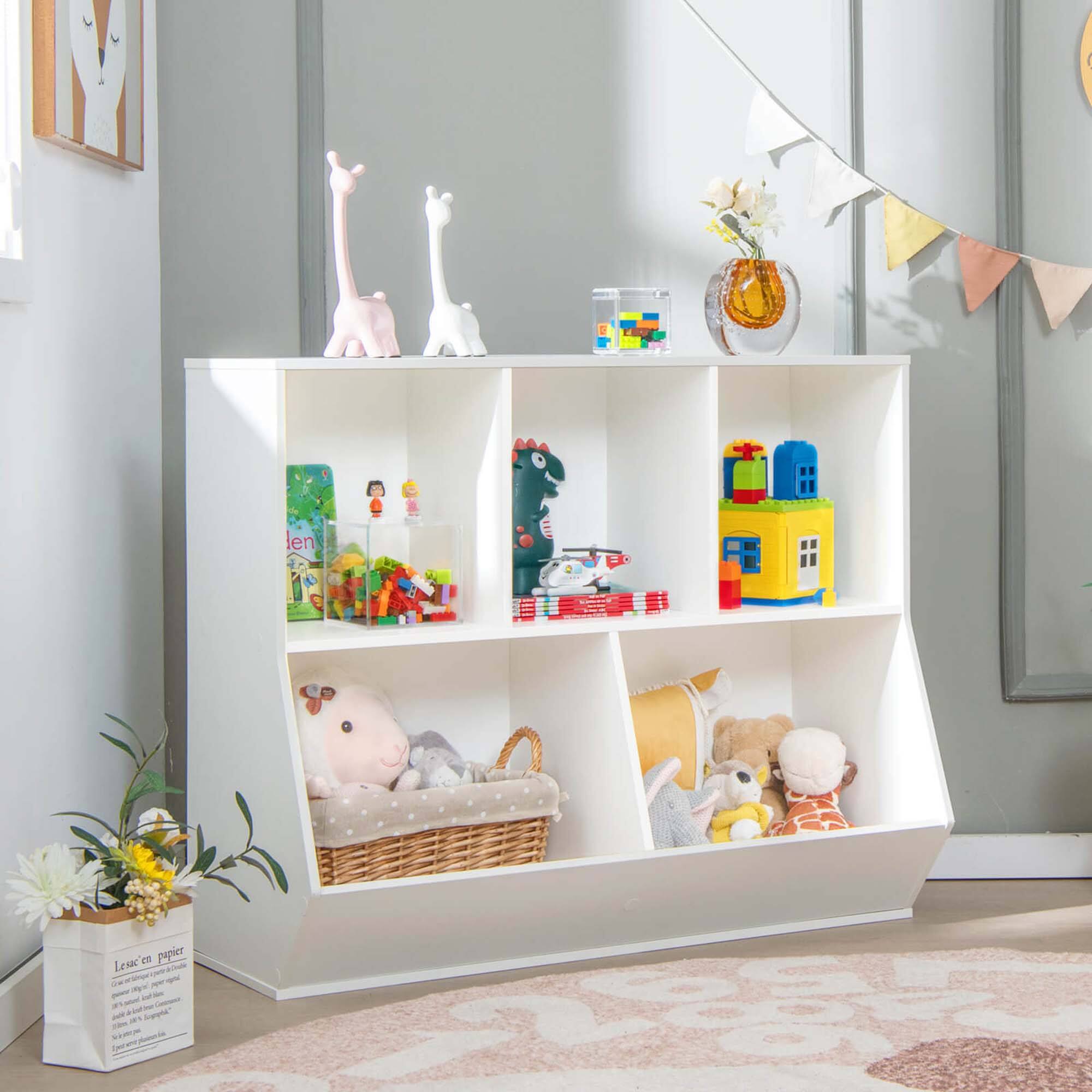 The text on the image reads "Lesc'en d pupicr - hn - - a - - a - -  - - - 1 Sing." However, this text is not in any recognizable language and does not provide any context or information about the image. The image features a white shelf filled with various toys, including stuffed animals, and it is placed in a room with a rug.