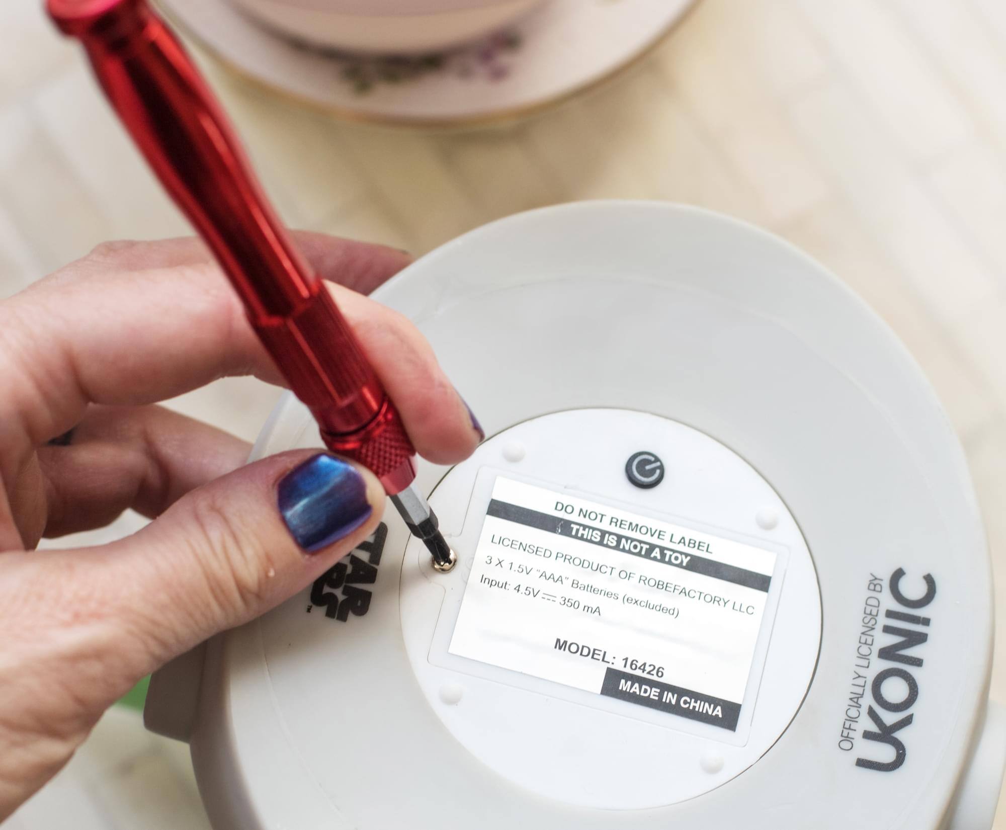 DO NOT REMOVE LABEL  
THIS IS NOT A TOY  
LICENSED PRODUCT OF ROBEFACTORY LLC  
3 x 1.5V "AAA" Batteries (excluded)  
Input: 4.5V = 350 mA  
MODEL: 16426  
MADE IN CHINA  
OFFICIALLY LICENSED BY UKONIC