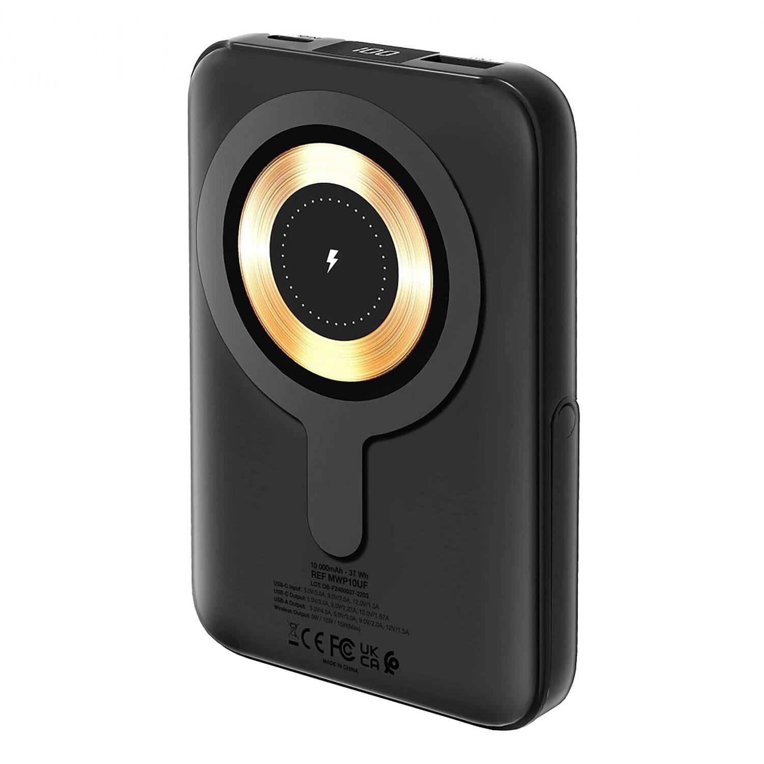 12 000mAh REF 37 Wh  
(s i L MWP10UF 0- DE 1A 0-93400007-2303 12ZA -A 1DISA 1ENILSA - SVEZIA SA (MNE SOULI TLIn S6 100 LOOLDA A1a cRa SINZ2.A, 12P1.3A PQ CE FC UK MADE - CA CHNA

10 000mAh - 27 Wh  
REF MWP10UF  
USB C: 5V/3A, 9V/2A, 12V/1.5A  
USB A: 5V/2.4A, 9V/2A, 12V/1.5A  
CE FC UK  
MADE IN CHINA