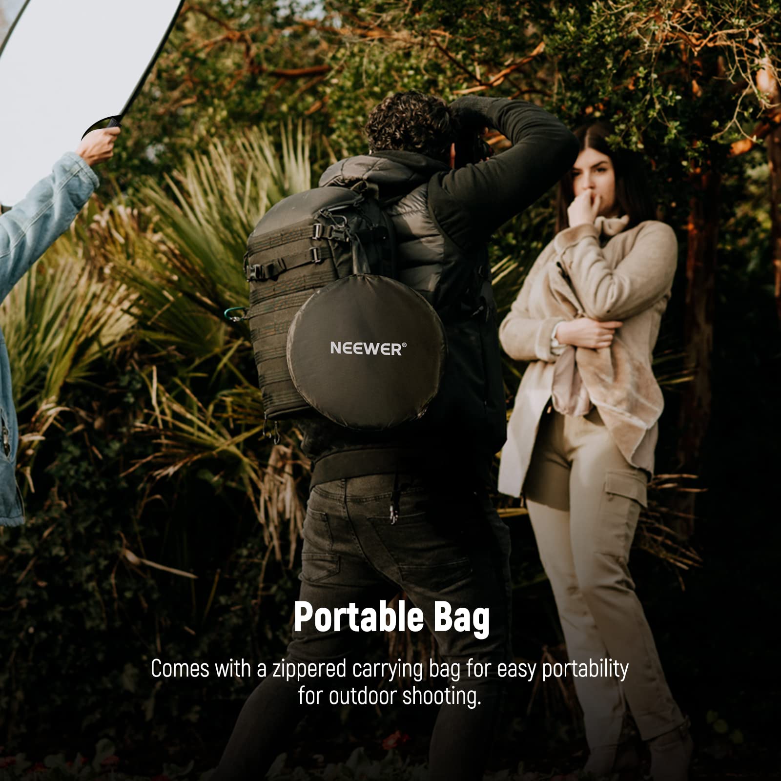 NEEWER Portable Bag  
Comes with a zippered carrying bag for easy portability for outdoor shooting.