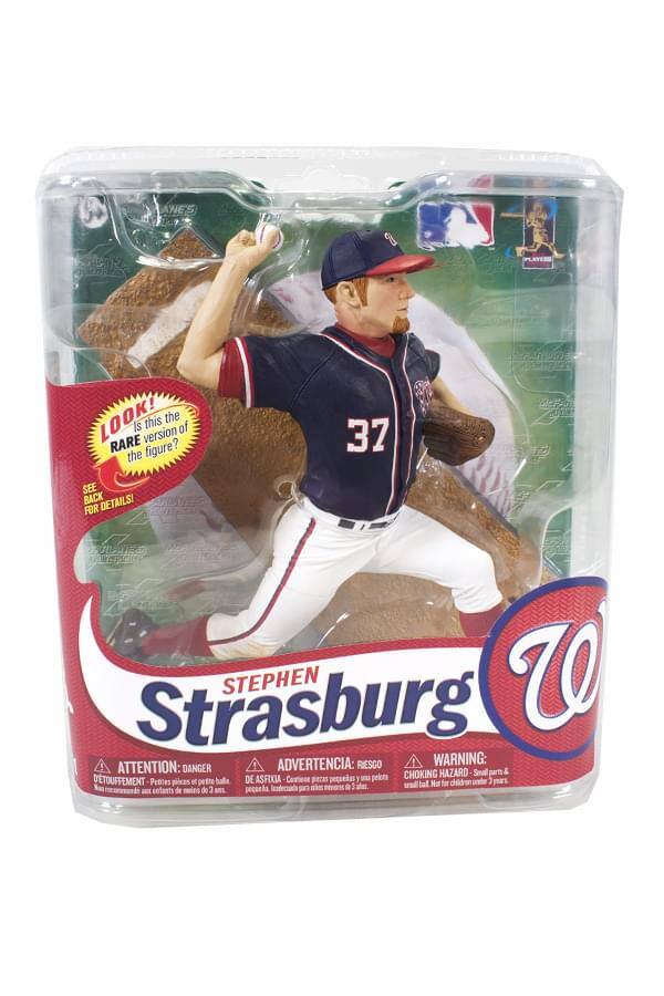 "Look! Is this the rare version of the figure? See back for details! Stephen Strasburg

Advertencia: Riesgo! Attention: Danger! Warning: Choking hazard - Small parts. Not for children under 3 years."