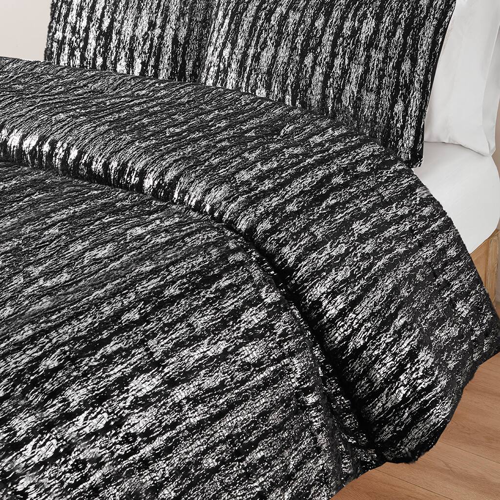 Alt View 1. Gracie Mills - Gracie Mills Maelona Metallic Print Faux Fur Comforter Set - Black/Silver.