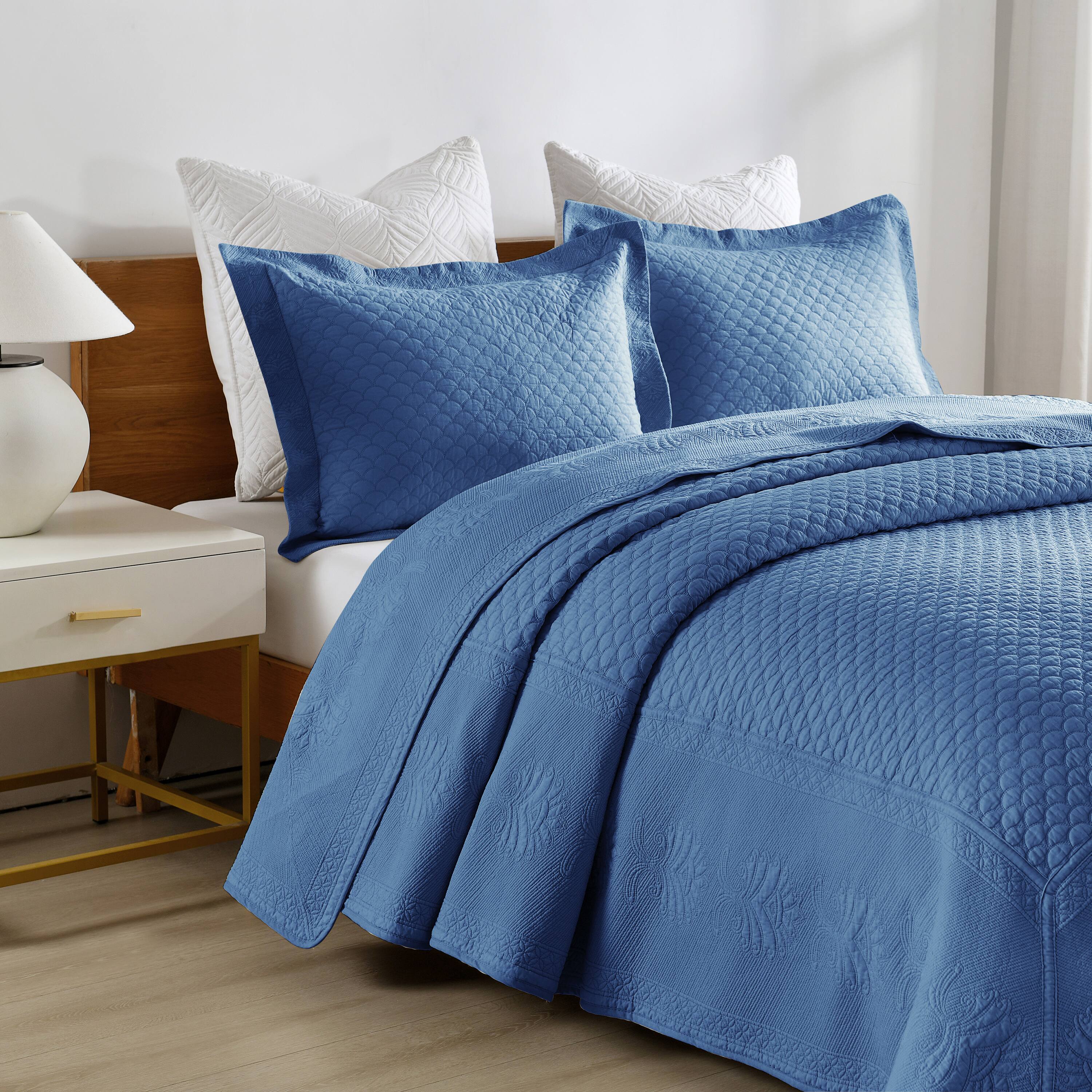 Left. MarCielo - Marcielo 3 Piece 100% Cotton Oversized Bedspread Lightweight Quilt Set - Midtone Blue.