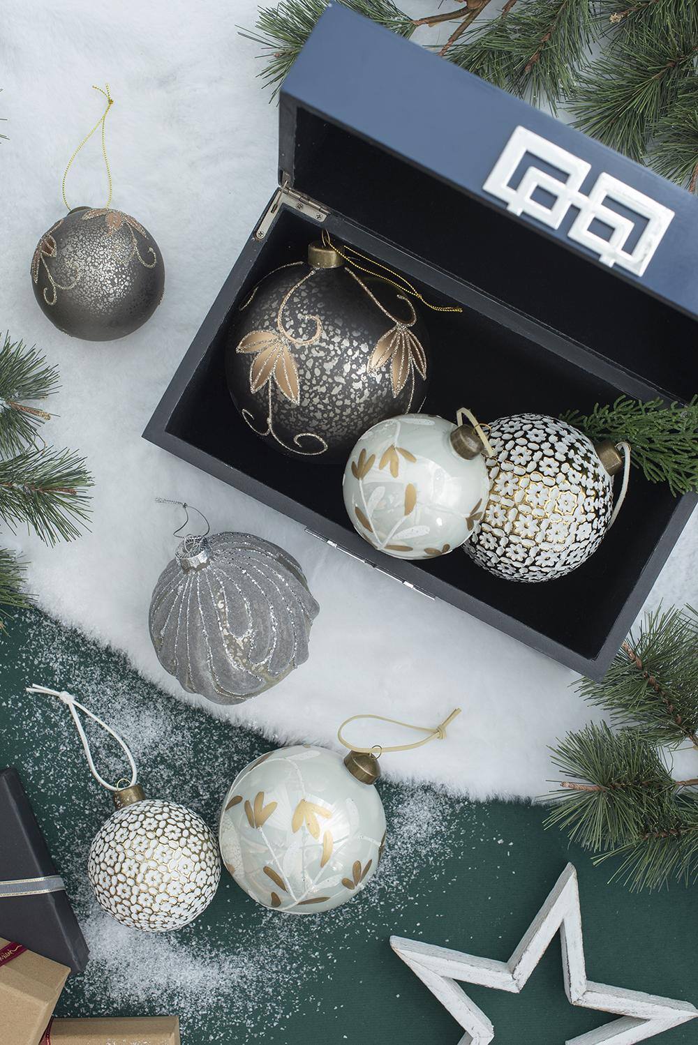 Angle. Dexmalle - Dexmalle-D3.9 Christmas Tree Decorative Glass Hanging Ball Ornaments,Set of 6-Silver - Silver.