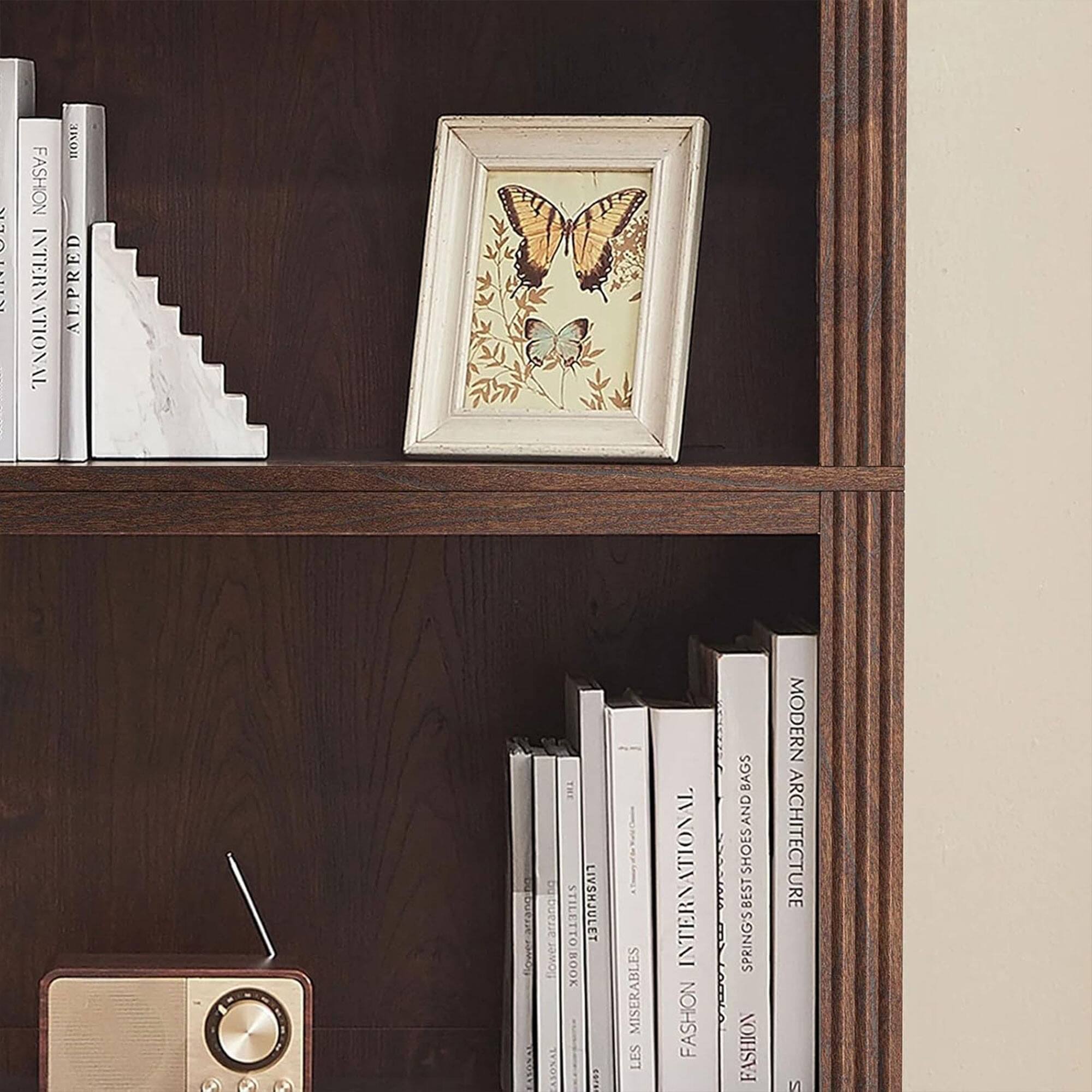 Sure, here is the corrected and grouped text from the image:

- FASHION INTERNATIONAL
- ALPRED STILETTO
- LIVSHJULET
- ROOK
- I MISERABLES
- LES
- ALPRED INTERNATIONAL
- FASHION BAGS
- SHOES
- AND
- BEST SPRING'S FASHION
- MODERN ARCHITECTURE

The books on the shelf include titles such as:
- FASHION INTERNATIONAL
- MODERN ARCHITECTURE
- FASHION INTERNATIONAL
- LES MISERABLES
- SPRING'S FASHION