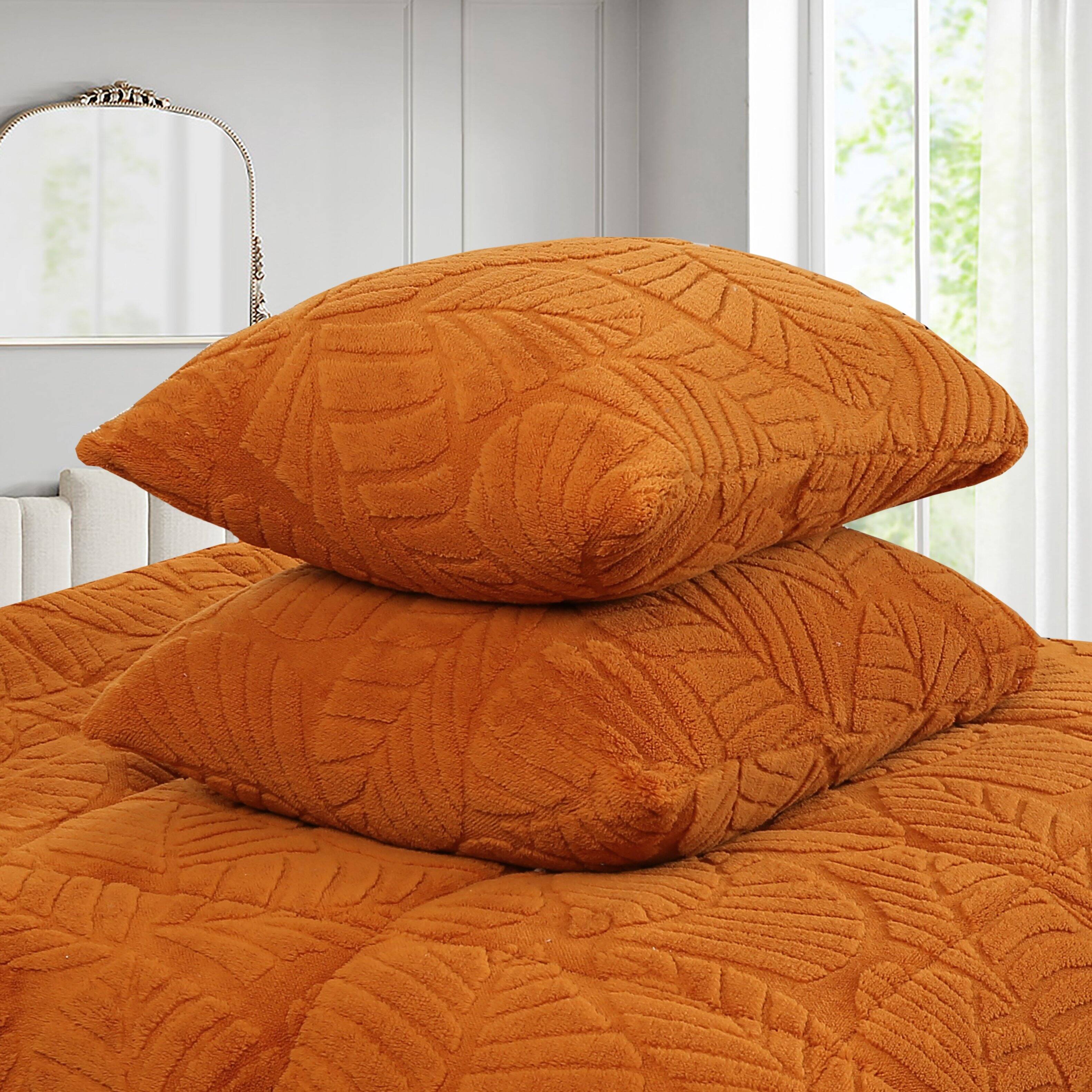 Angle. MarCielo - Marcielo 3 PCS Leaf Pattern Jacquard Soft Plush Comforter Set - Golden.