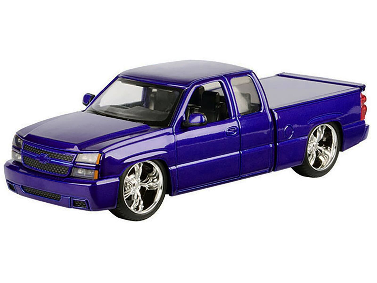 Angle. Motormax - 2006 Chevrolet Silverado Custom Pickup Truck Blue Metallic "Die-Cast Collection" Series 1/25 - Blue Metallic.