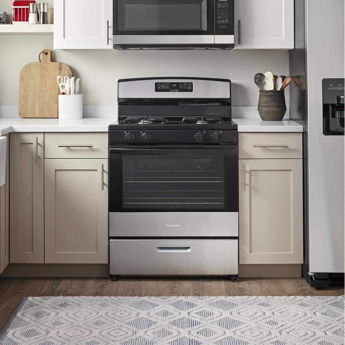 The text on the image reads:
"SIN AMANA"