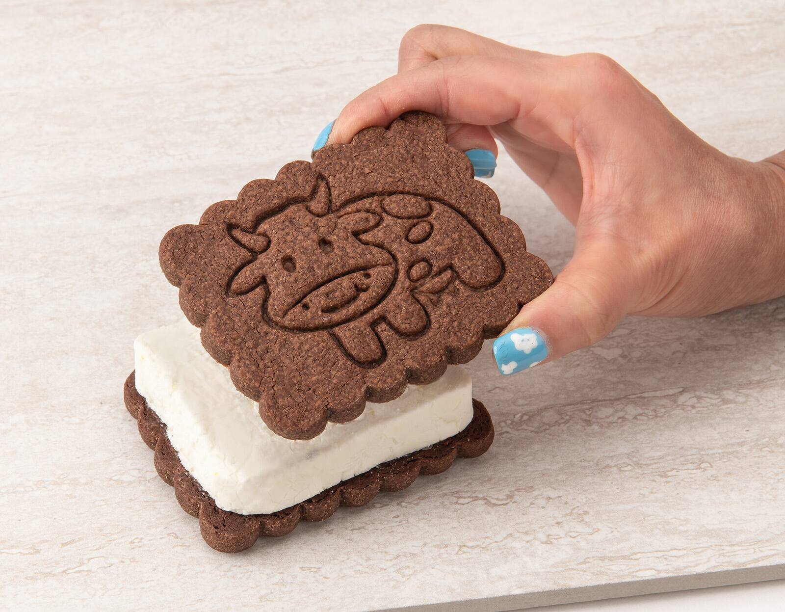 Alt View 3. MOBI - Silicone Ice Cream Sandwich Maker, Cow - Pink.