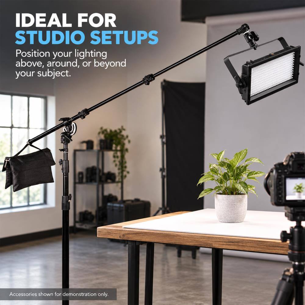 IDEAL FOR STUDIO SETUPS  
Position your lighting above, around, or beyond your subject.  
Accessories shown for demonstration only.